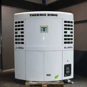 Equipo Thermo King modelo SL-200e, de color blanco con rejillas y logo en la parte superior, situado en un espacio interior sobre una base de madera.